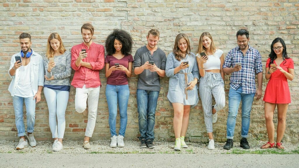 gente mirando videos celular smartphone 1920 1
